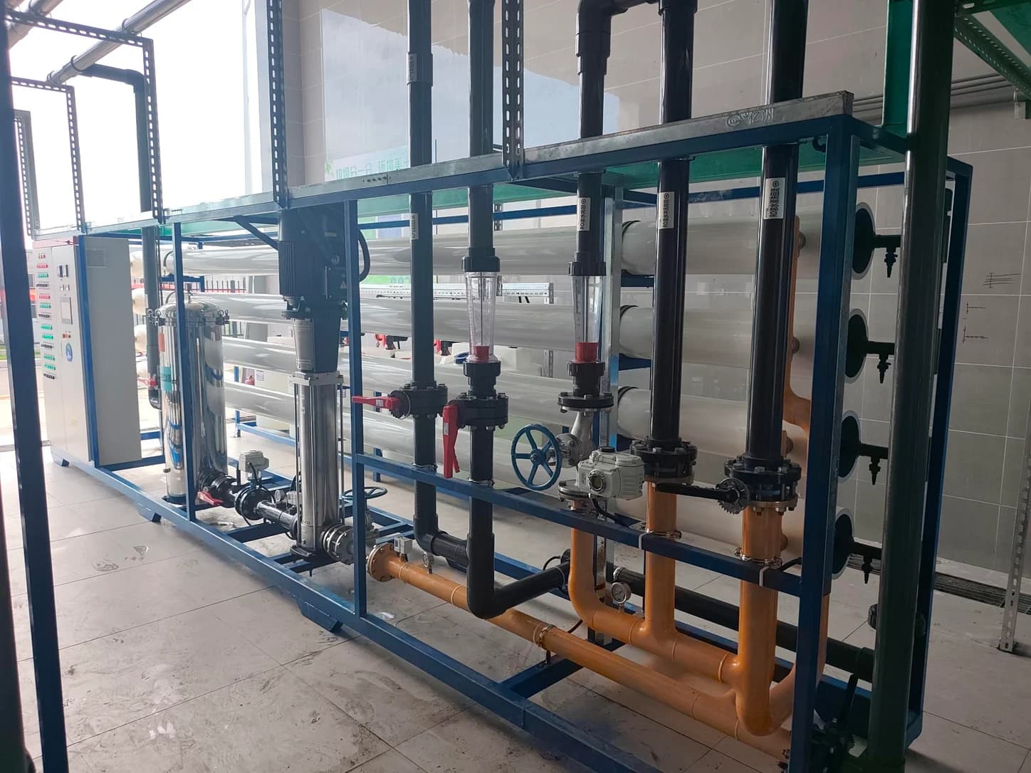 Industrial RO system with membrane vessels and transfer pumps